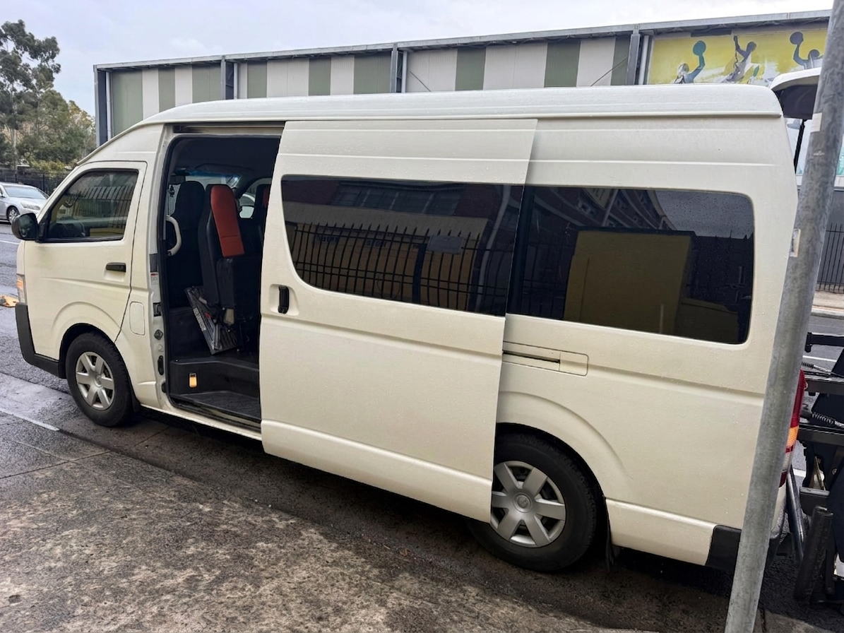 Melbourne Super Maxi airport transfer from Fairfield to Melbourne Airport via CityLink and the Tullamarine Freeway