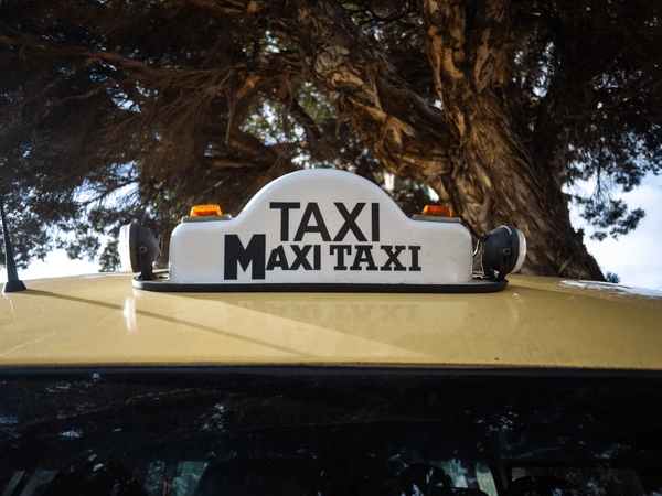 Melbourne Super Maxi maxi taxi for door-to-door pickups in Thornbury to Melbourne Airport