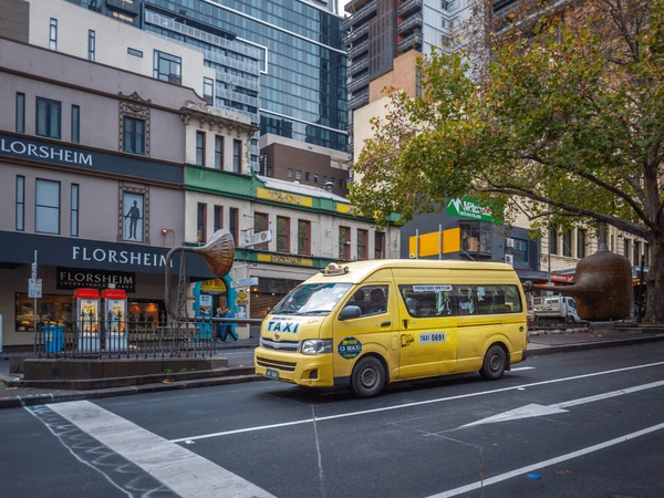 Melbourne Super Maxi maxi taxi for door-to-door pickups in Carlton to Melbourne Airport