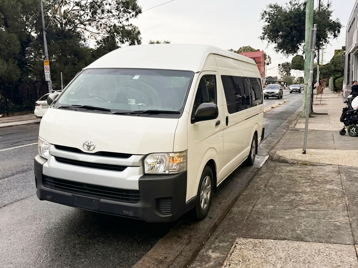 Book Maxi taxi Melbourne airport pickup by Melbourne Super Maxi with group passengers and luggage for airport transfer